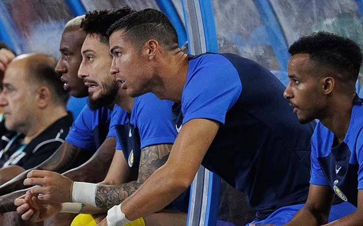 Al Nassr hòa bạc nhược, Ronaldo ném chai nước vào người quay phim - 1