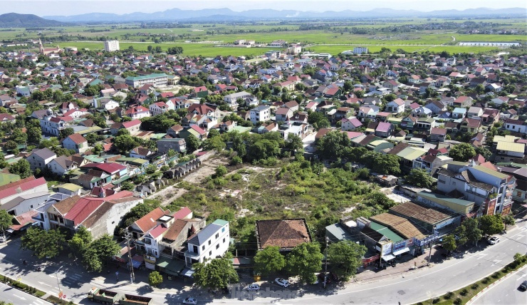 &#39;Đất vàng&#39; giữa trung tâm thành nơi... chăn bò, đổ rác - 2