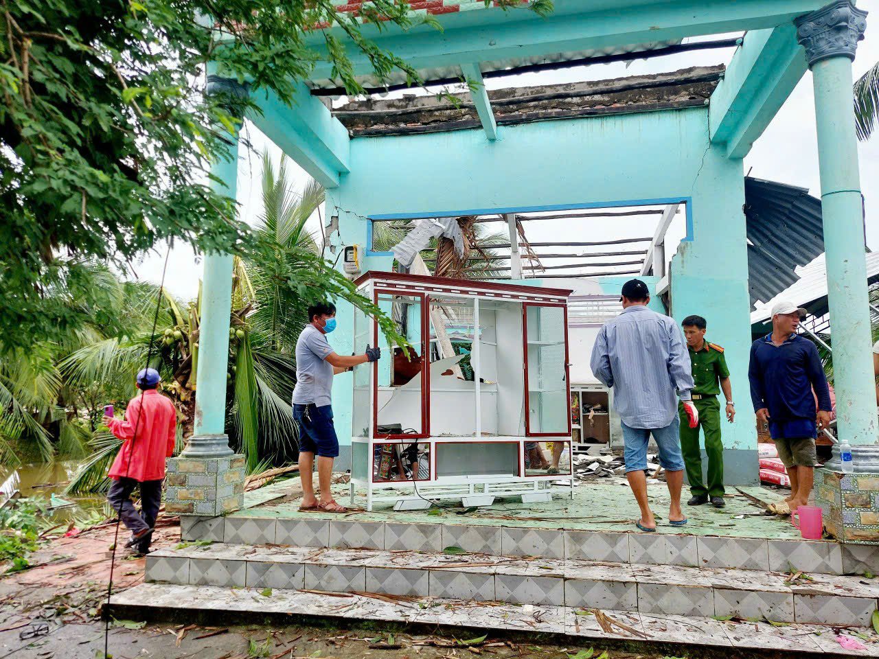 Giông lốc &#34;quét qua&#34;, hàng trăm nhà dân ở Cà Mau bị tốc mái - 3