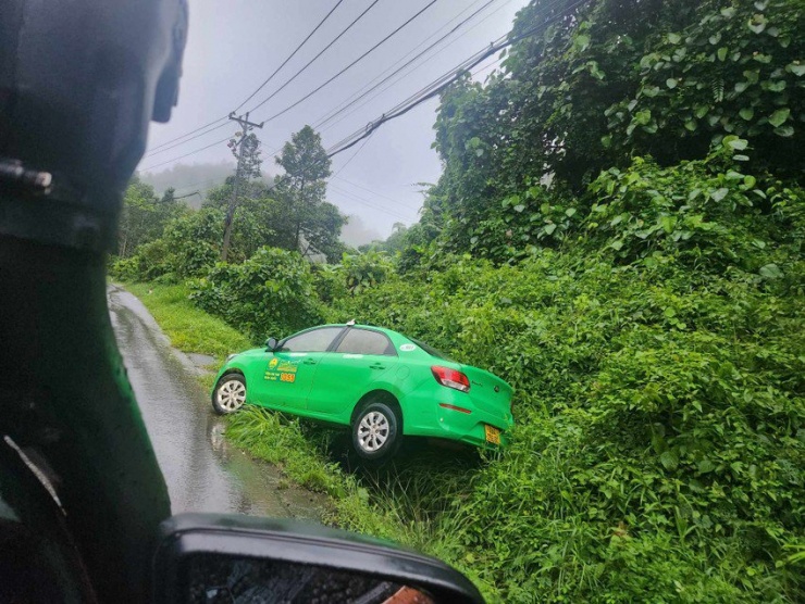 Taxi đang chạy xoay tròn, văng qua mương nước trên đèo Chuối ở Lâm Đồng - 1