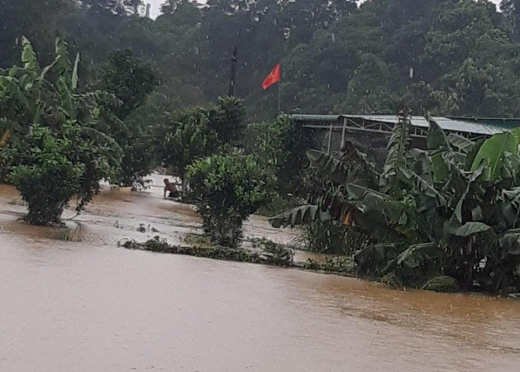 Chùm ảnh: Hàng trăm ngôi nhà ở Đắk Lắk, Đắk Nông bị ngập - 8
