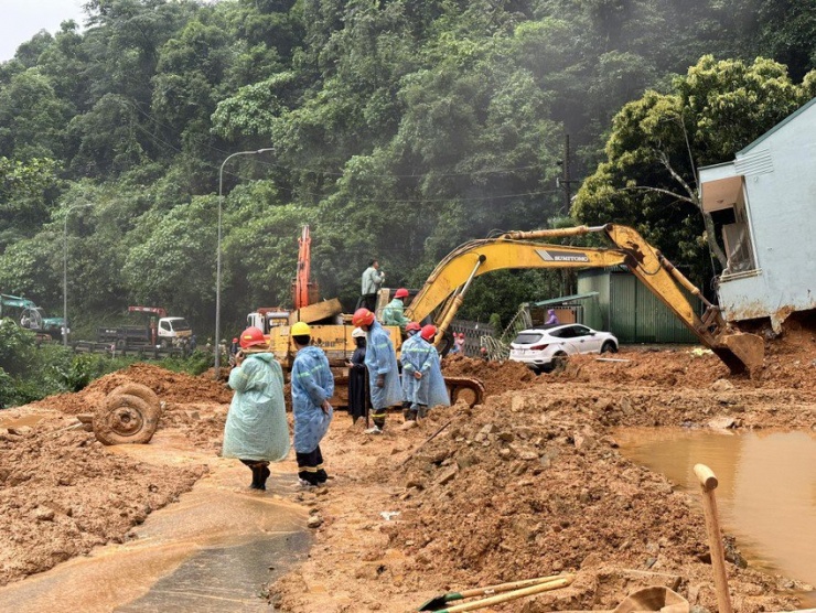 Lâm Đồng thông tin vụ sạt lở đèo Bảo Lộc làm 3 CSGT hy sinh, 1 người tử vong - 3