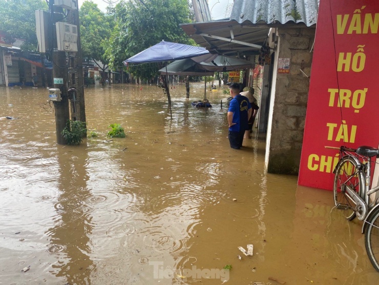 Mưa lớn, ngập sâu, người dân bơi phao trên phố Lào Cai - 1