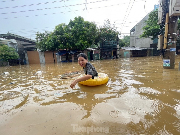 Mưa lớn, ngập sâu, người dân bơi phao trên phố Lào Cai - 2