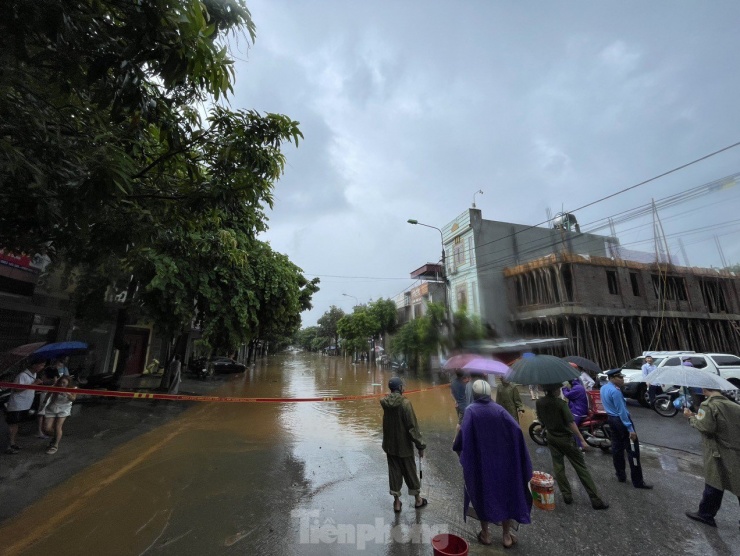 Mưa lớn, ngập sâu, người dân bơi phao trên phố Lào Cai - 3