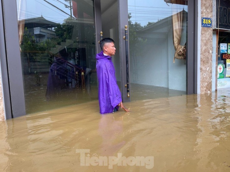 Mưa lớn, ngập sâu, người dân bơi phao trên phố Lào Cai - 6