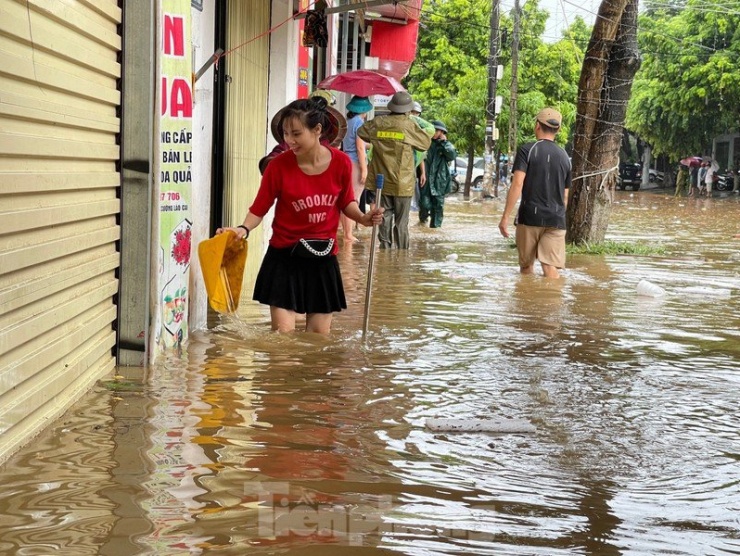 Mưa lớn, ngập sâu, người dân bơi phao trên phố Lào Cai - 5