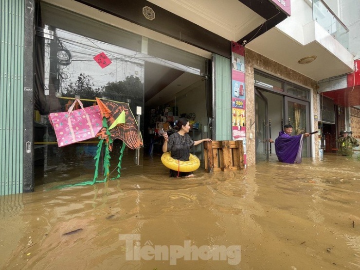 Mưa lớn, ngập sâu, người dân bơi phao trên phố Lào Cai - 7