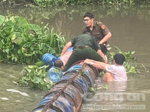 Đang cấp mã số định danh cho người dân, cán bộ Công an lao xuống sông cứu cô gái - 1