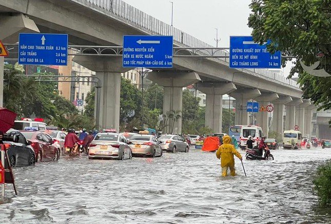 Vì sao nhiều tuyến phố Hà Nội ngập nặng sau mưa chiều 31/7? - 1