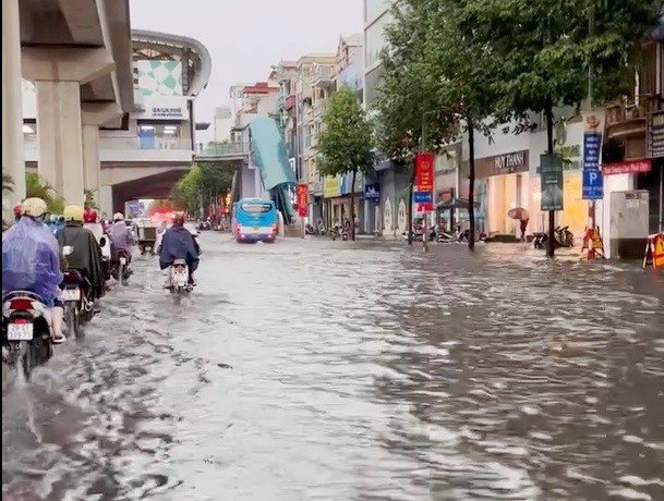 Vì sao nhiều tuyến phố Hà Nội ngập nặng sau mưa chiều 31/7? - 2