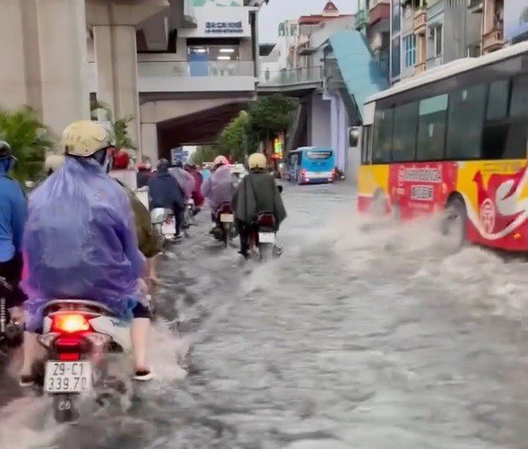 Vì sao nhiều tuyến phố Hà Nội ngập nặng sau mưa chiều 31/7? - 3