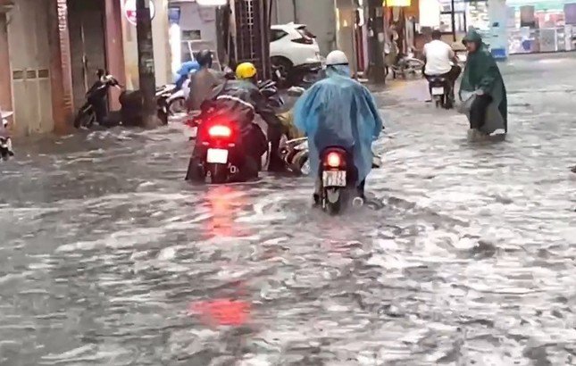 Vì sao nhiều tuyến phố Hà Nội ngập nặng sau mưa chiều 31/7? - 5