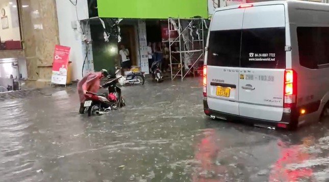 Vì sao nhiều tuyến phố Hà Nội ngập nặng sau mưa chiều 31/7? - 6