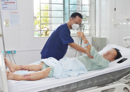 Người đàn ông nhiễm khuẩn, nguy kịch sau khi vào bếp nấu ăn - 1