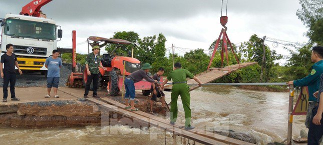 Đường huyết mạch nứt đôi, khách đi ăn cưới nín thở qua đường bằng gầu múc - 3