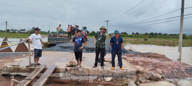 Đường huyết mạch nứt đôi, khách đi ăn cưới nín thở qua đường bằng gầu múc - 1