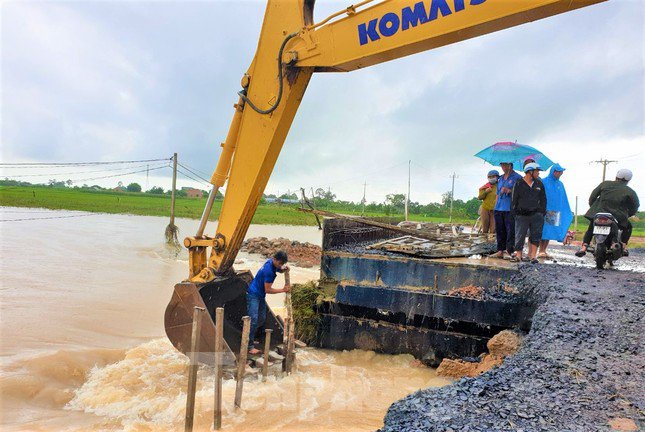 Đường huyết mạch nứt đôi, khách đi ăn cưới nín thở qua đường bằng gầu múc - 2