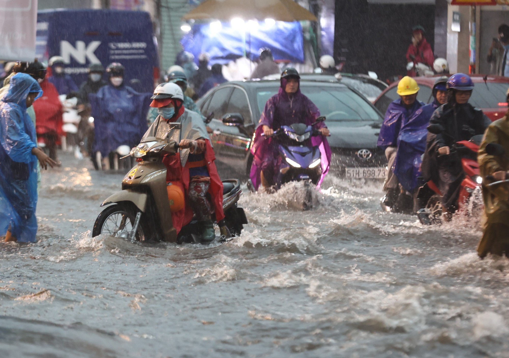 Thông tin mới nhất về đợt mưa lớn kéo dài nhiều ngày từ Bắc vào Nam - 1