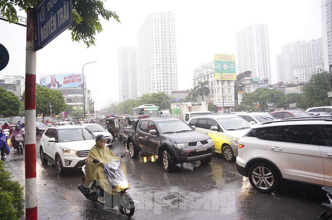 Mưa to từ sáng, tắc đường khắp nơi, người Hà Nội chật vật di chuyển - 1