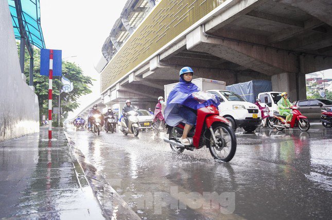 Mưa to từ sáng, tắc đường khắp nơi, người Hà Nội chật vật di chuyển - 5