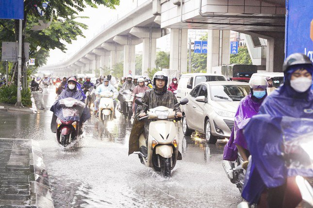 Mưa to từ sáng, tắc đường khắp nơi, người Hà Nội chật vật di chuyển - 6