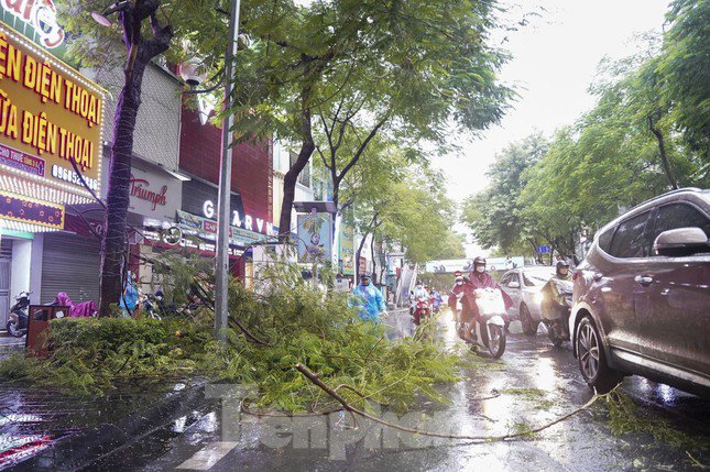 Mưa to từ sáng, tắc đường khắp nơi, người Hà Nội chật vật di chuyển - 15