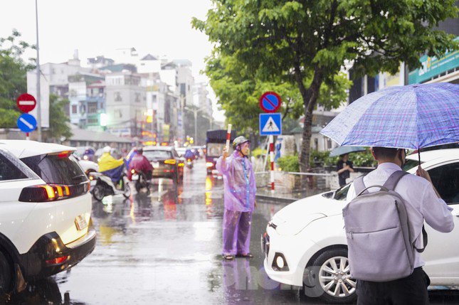 Mưa to từ sáng, tắc đường khắp nơi, người Hà Nội chật vật di chuyển - 7