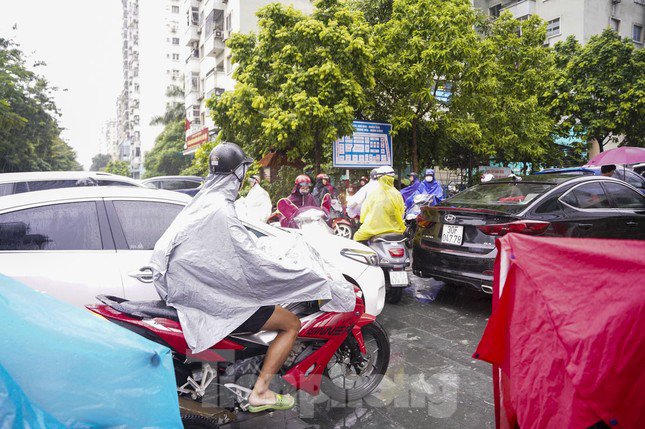 Mưa to từ sáng, tắc đường khắp nơi, người Hà Nội chật vật di chuyển - 10