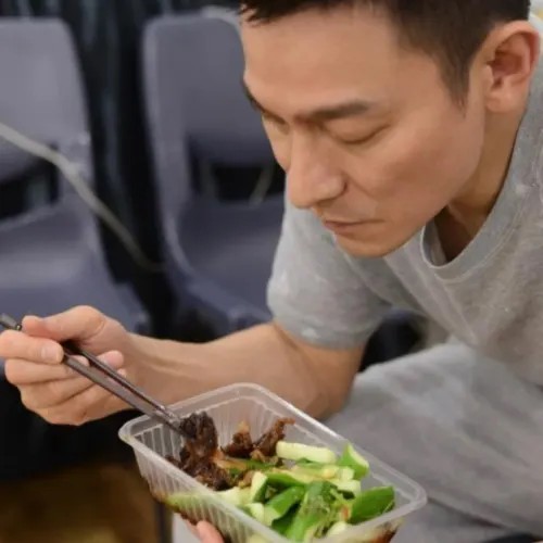 Lưu Đức Hoa ở tuổi 61 vẫn phong độ ngời ngời nhờ không ăn thứ này suốt 10 năm - 4