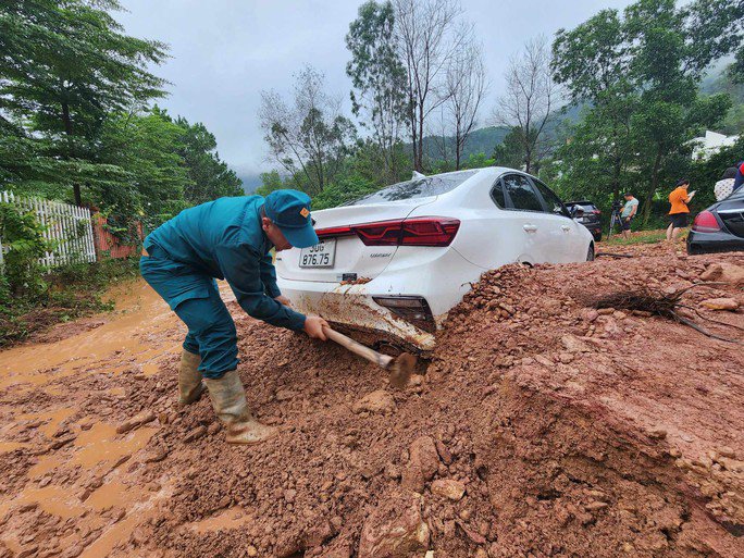 Cận cảnh giải cứu hàng loạt ôtô bị vùi lấp ở nơi nhiều vi phạm trật tự xây dựng - 10