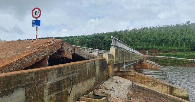 Thủ tướng yêu cầu tập trung ứng phó mưa lũ, sụt lún, sạt lở đất ở Tây Nguyên - 1