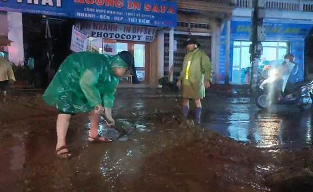 Sa Pa mưa lớn trong đêm, nhiều nơi bị ngập, bùn đất tràn vào nhà dân - 1