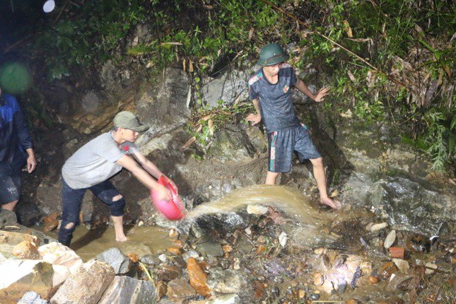 Sa Pa mưa lớn trong đêm, nhiều nơi bị ngập, bùn đất tràn vào nhà dân - 2