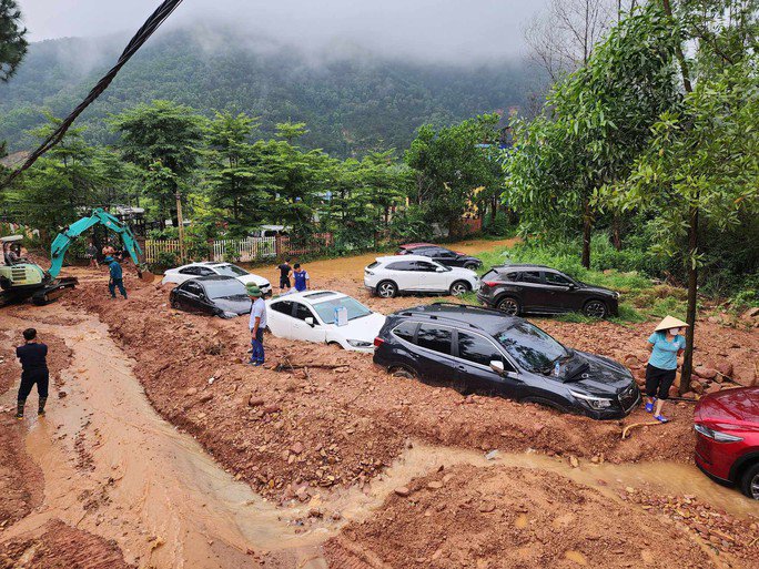 Yêu cầu rút kinh nghiệm vụ hàng loạt ôtô &#34;bị vùi lấp&#34; ở khu vực nhiều vi phạm trật tự xây dựng - 1