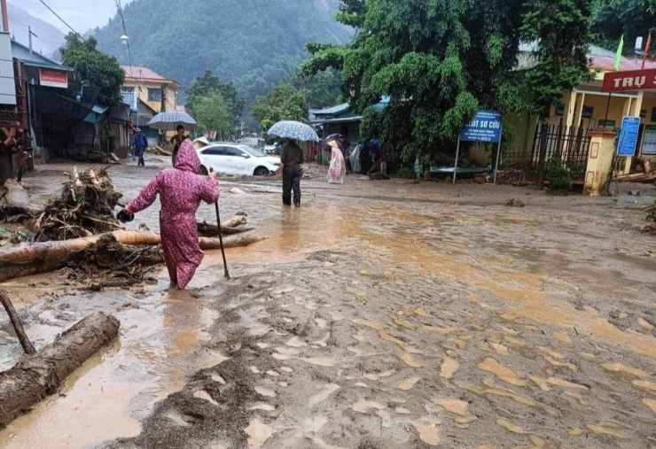 Hình ảnh bên trong hai xã bị cô lập do mưa lũ ở Yên Bái - 1