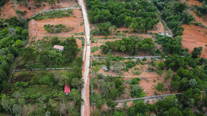 Những resort, homestay &#34;mọc&#34; trên mảng đồi trọc ở khu vực nhiều vi phạm trật tự xây dựng - 13