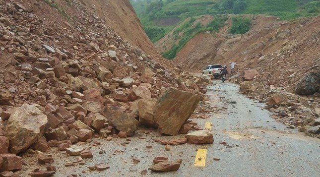 Mưa lũ &#39;nuốt chửng&#39; nhiều tuyến đường ở Tây Bắc, gây thiệt hại nặng - 2