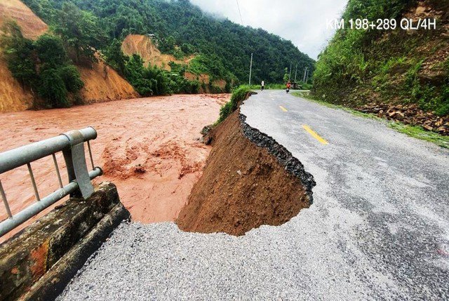 Mưa lũ &#39;nuốt chửng&#39; nhiều tuyến đường ở Tây Bắc, gây thiệt hại nặng - 1