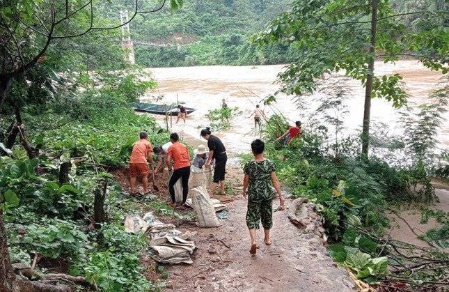 Mưa lớn, nhiều xã miền núi bị đất đá sạt lở đe dọa tính mạng người dân - 3