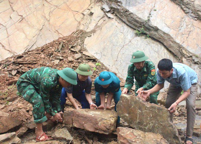 Mưa lớn, nhiều xã miền núi bị đất đá sạt lở đe dọa tính mạng người dân - 9