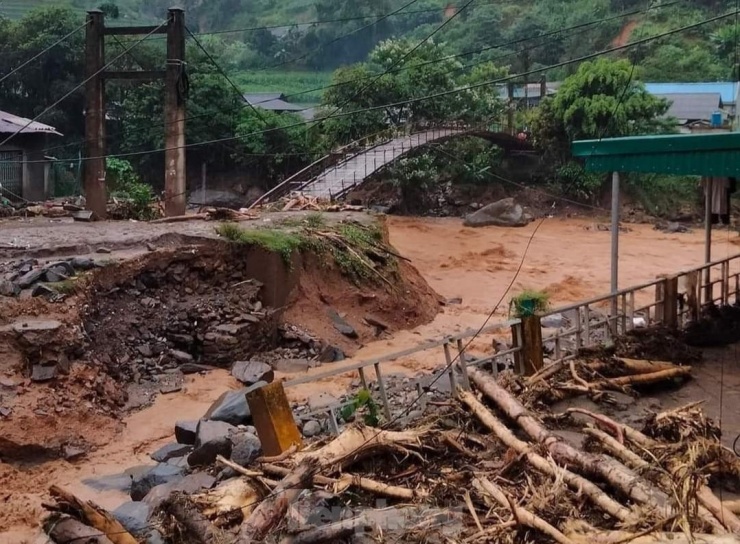 Gần 100 điểm sạt lở, 3 vị trí mất đường do mưa lũ trên Quốc lộ 32 qua Yên Bái - 5