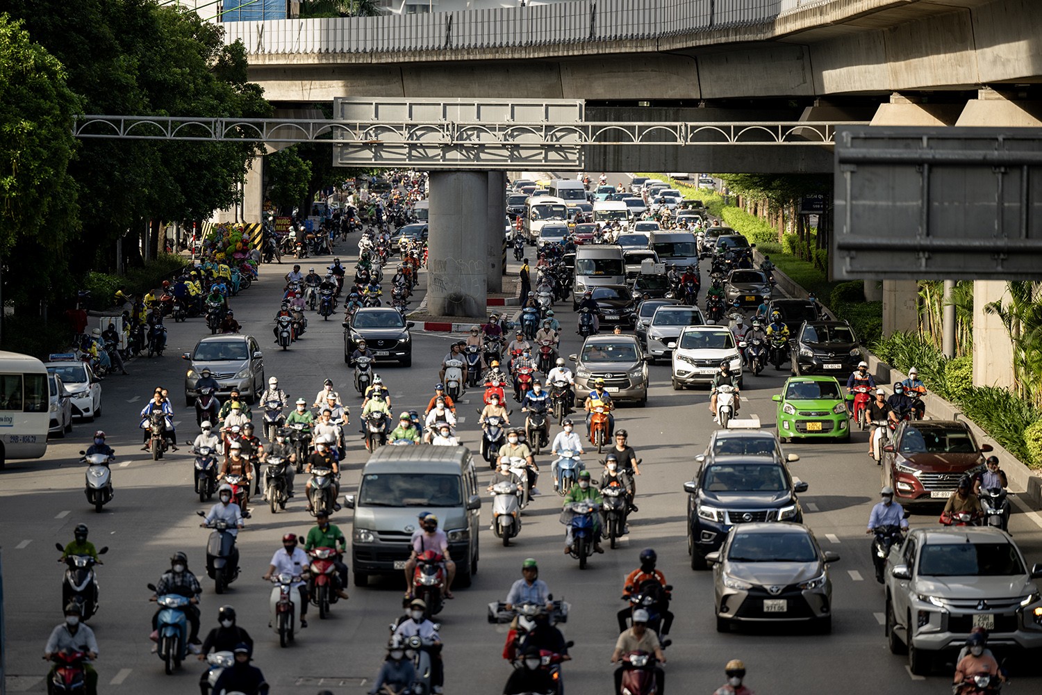 Hình ảnh mới về tuyến đường huyết mạch Nguyễn Trãi khi bỏ dải phân cách cứng - 5