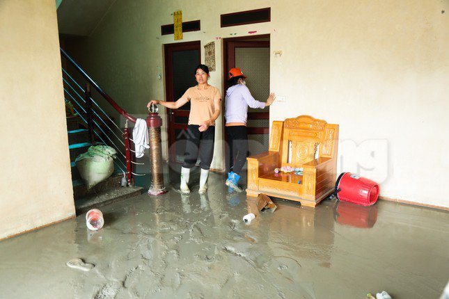 Bùn ngập nhà, xe bị vùi lấp sau sự cố hồ thải mỏ đồng ở Lào Cai - 11