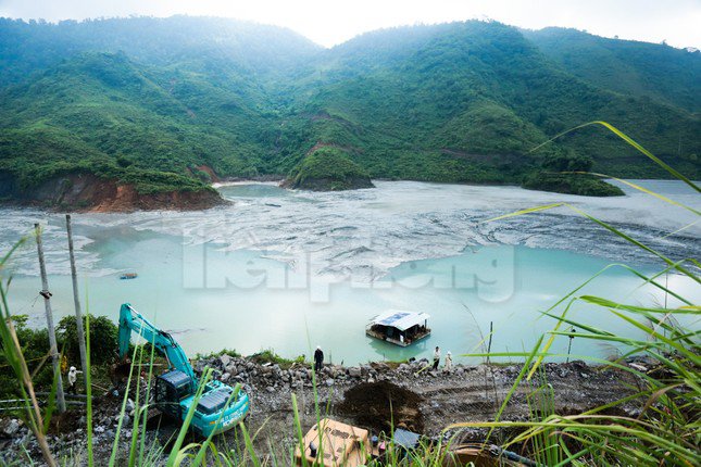 Vỡ ống cống hồ thải quặng: Tạm dừng hoạt động, khuyến cáo người dân không sử dụng nước trực tiếp - 1