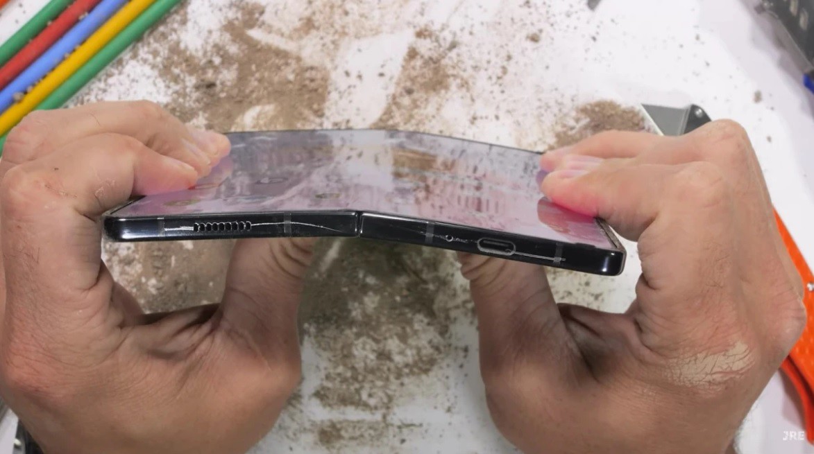Video “tra tấn” Galaxy Z Fold 5: Liệu có thực sự bền? - 2