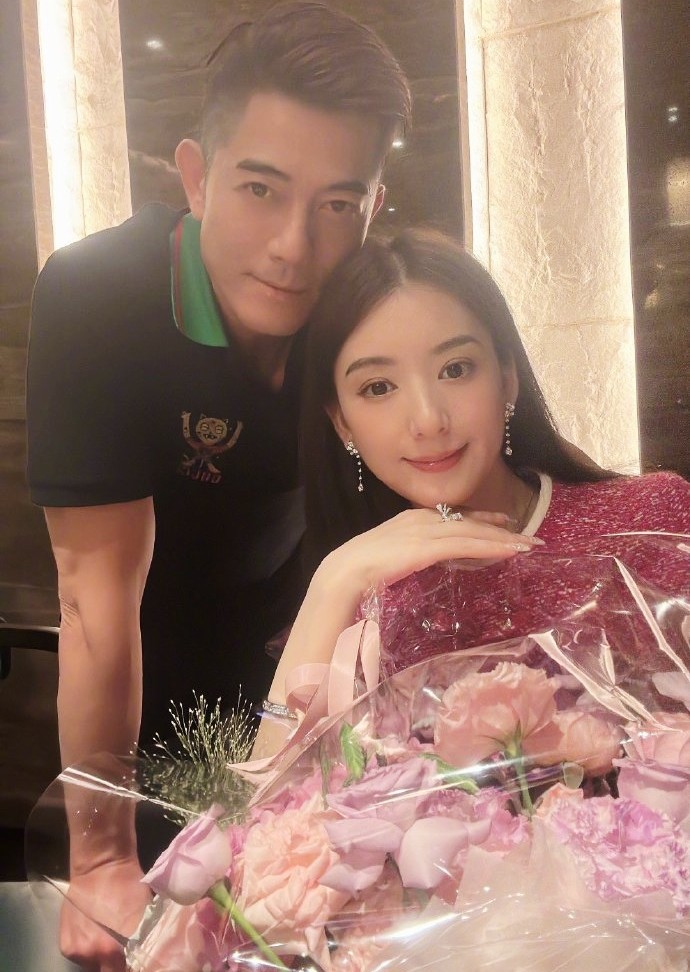 Vợ kém 22 tuổi của Quách Phú Thành làm mẹ 2 con được khen trẻ đẹp như búp bê - 8