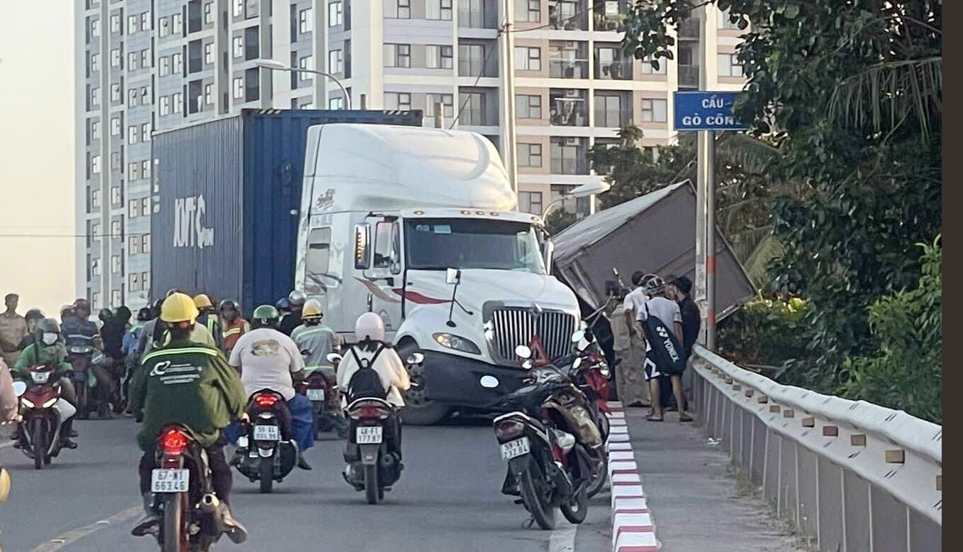 TP.HCM: Xe tải suýt rơi khỏi cầu sau va chạm với xe container - 1