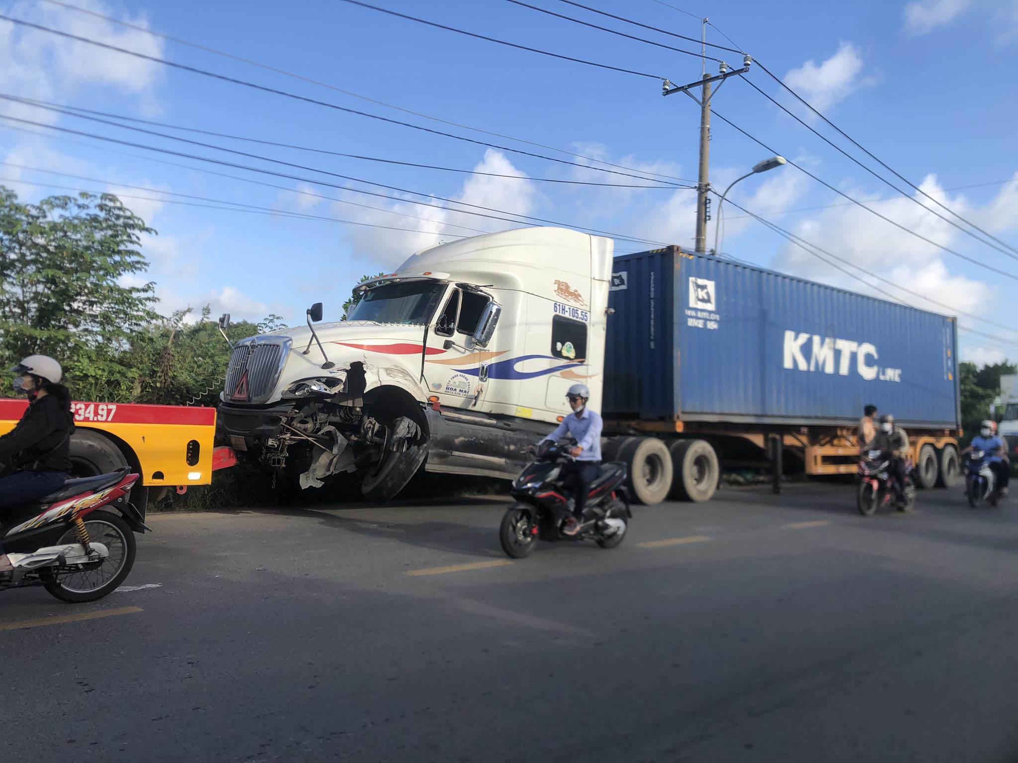 TP.HCM: Xe tải suýt rơi khỏi cầu sau va chạm với xe container - 2