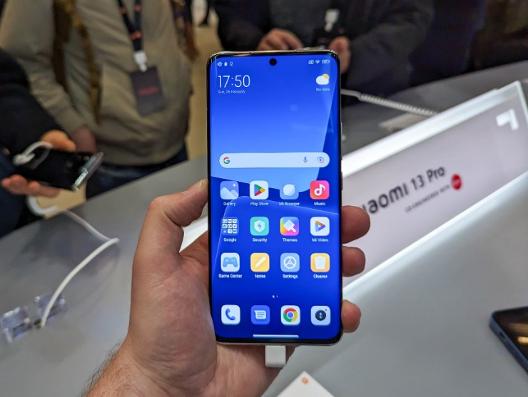 Những smartphone cận cao cấp đáng mua của Xiaomi - 2